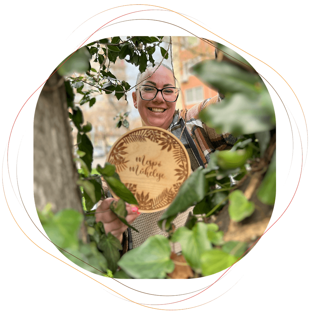 Emese gravírozott Mespó Műhelye táblát tart